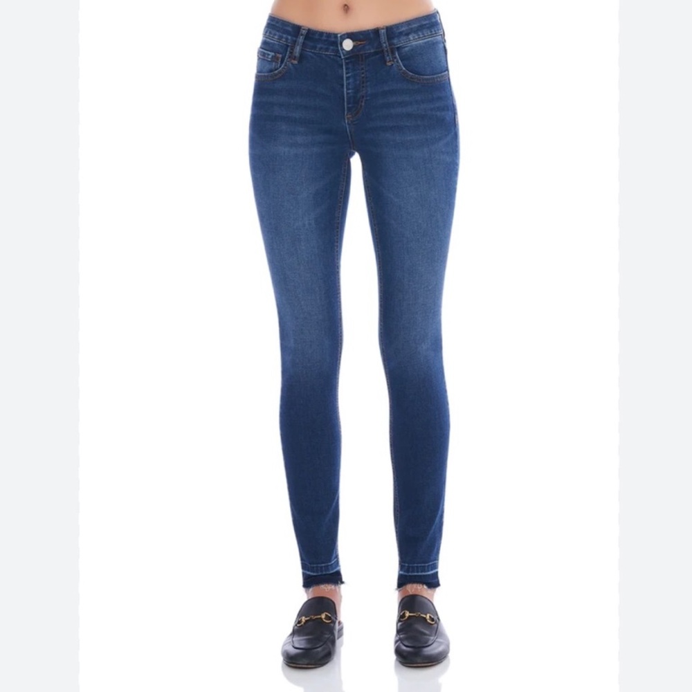 Prosperity Denim Ashley Jeans Release
Hem Skinny Size 26. stretchy skinny jeans.